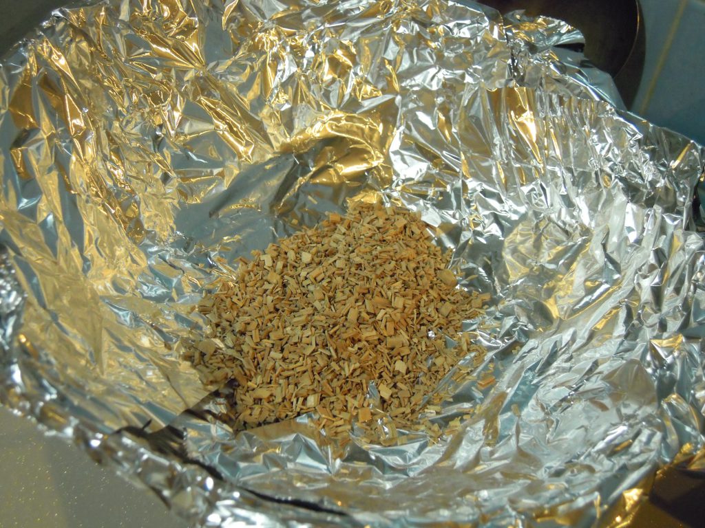中華鍋にアルミ箔を敷き、チップを置く