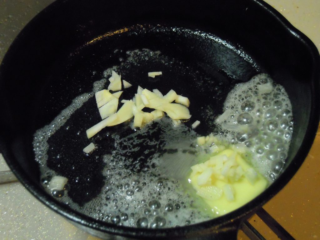 バターを溶かしニンニクのみじん切りを入れる