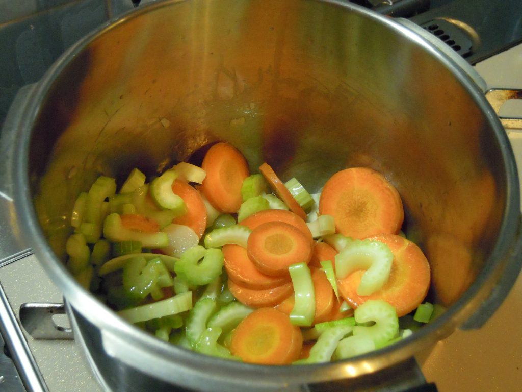 香味野菜を炒める