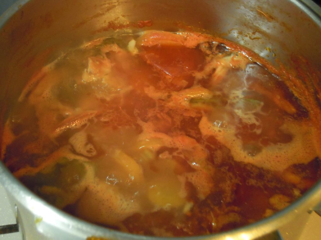 ブイヤベースのスープを煮込む
