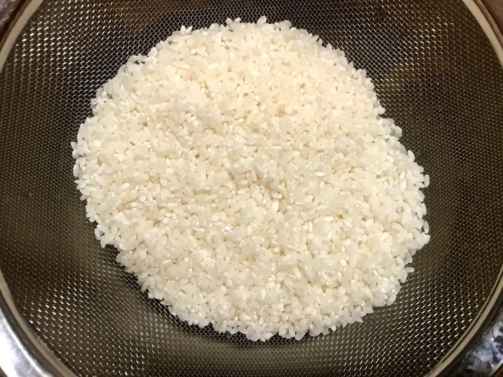 ザルに上げた米